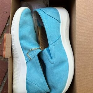 🆕 Arcopedico Aqua color Slip-On Sneaker.orthopedic comfort
Padded insoles 
Sz 39